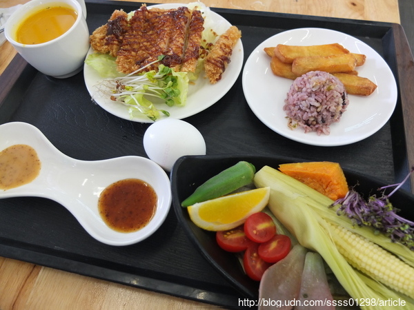 六吋盤晨間飲食館：【美食特搜。屏東市】六吋盤晨間飲食館。主打自然健康路線 號稱醬料控的天堂 屏東人早午餐朝聖地