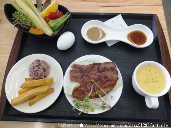 六吋盤晨間飲食館：【美食特搜。屏東市】六吋盤晨間飲食館。主打自然健康路線 號稱醬料控的天堂 屏東人早午餐朝聖地