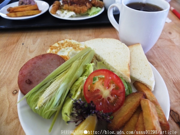 六吋盤晨間飲食館：【美食特搜。屏東市】六吋盤晨間飲食館。主打自然健康路線 號稱醬料控的天堂 屏東人早午餐朝聖地
