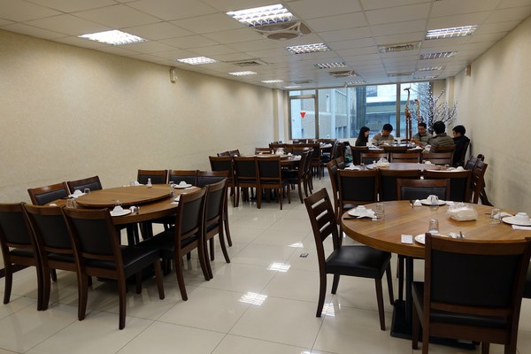 209漁場：(胖樺食記)永和區竹林路上適合多人聚餐「209漁場」。近國父紀念館高CP值海鮮餐廳，推芋頭米粉海鮮鍋。尾牙/家庭聚餐/永和美食