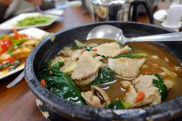 209漁場：(胖樺食記)永和區竹林路上適合多人聚餐「209漁場」。近國父紀念館高CP值海鮮餐廳，推芋頭米粉海鮮鍋。尾牙/家庭聚餐/永和美食