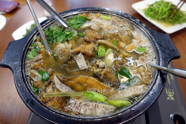 209漁場：(胖樺食記)永和區竹林路上適合多人聚餐「209漁場」。近國父紀念館高CP值海鮮餐廳，推芋頭米粉海鮮鍋。尾牙/家庭聚餐/永和美食