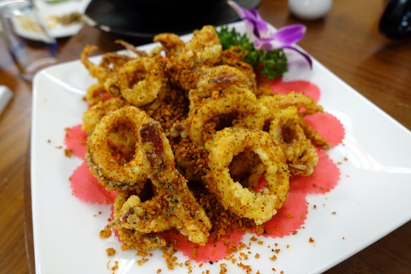 209漁場：(胖樺食記)永和區竹林路上適合多人聚餐「209漁場」。近國父紀念館高CP值海鮮餐廳，推芋頭米粉海鮮鍋。尾牙/家庭聚餐/永和美食