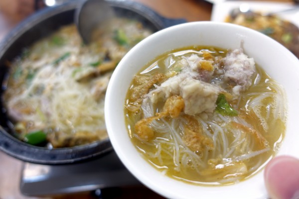 209漁場：(胖樺食記)永和區竹林路上適合多人聚餐「209漁場」。近國父紀念館高CP值海鮮餐廳，推芋頭米粉海鮮鍋。尾牙/家庭聚餐/永和美食