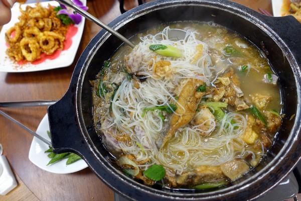 209漁場：(胖樺食記)永和區竹林路上適合多人聚餐「209漁場」。近國父紀念館高CP值海鮮餐廳，推芋頭米粉海鮮鍋。尾牙/家庭聚餐/永和美食