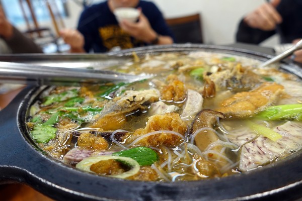 209漁場：(胖樺食記)永和區竹林路上適合多人聚餐「209漁場」。近國父紀念館高CP值海鮮餐廳，推芋頭米粉海鮮鍋。尾牙/家庭聚餐/永和美食