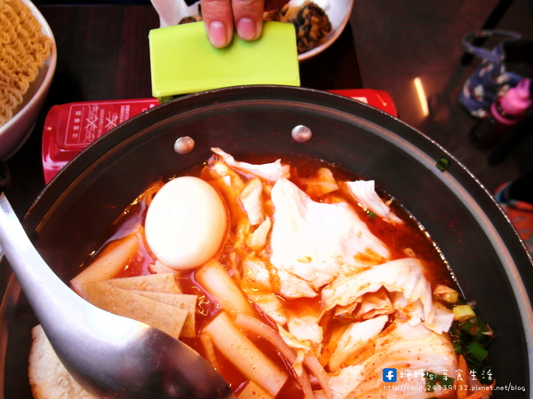 求求辣年糕:〖台中│美食〗求求辣年糕 ❤ 一中商圈超夯韓國料理,每天人潮都大爆滿!!現在都是現場排隊候位沒有電話預約囉~想吃要趁早!!