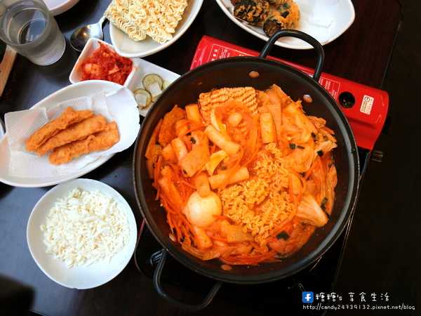 求求辣年糕:〖台中│美食〗求求辣年糕 ❤ 一中商圈超夯韓國料理,每天人潮都大爆滿!!現在都是現場排隊候位沒有電話預約囉~想吃要趁早!!