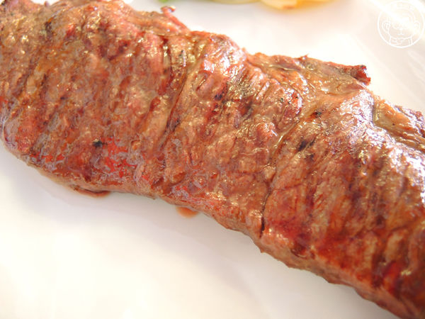 紅牛原味炭烤牛排(合江店)：呷飽祙【台北中山･紅牛原味炭烤牛排(合江店)】旅行應援團推薦