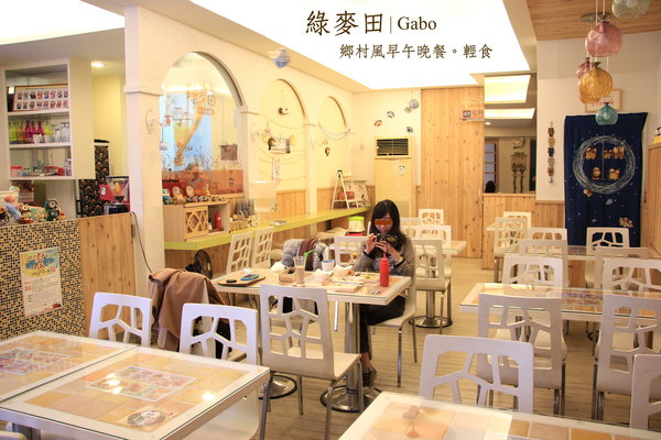 綠麥田:【台南||東區】綠麥田──平價鄉村風早午晚餐,貓頭鷹陪你幸福用餐!