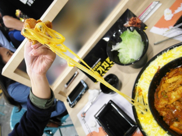 OMAYA麻藥瘋雞(嘉義店):工業風!OMAYA麻藥瘋雞(嘉義新生店)─春川炒雞/罪惡牽絲起司&超吸睛棉花泡泡!