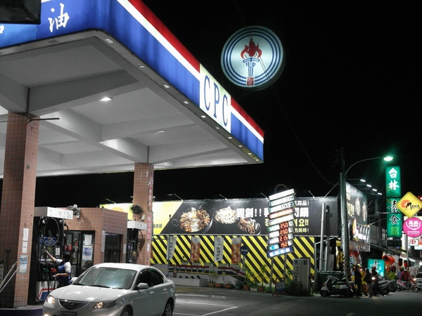 OMAYA麻藥瘋雞(嘉義店):工業風!OMAYA麻藥瘋雞(嘉義新生店)─春川炒雞/罪惡牽絲起司&超吸睛棉花泡泡!