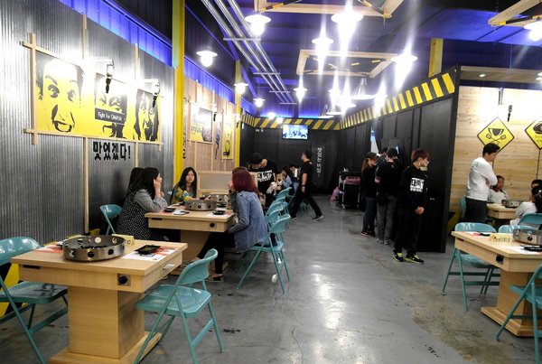 OMAYA麻藥瘋雞(嘉義店):工業風!OMAYA麻藥瘋雞(嘉義新生店)─春川炒雞/罪惡牽絲起司&超吸睛棉花泡泡!