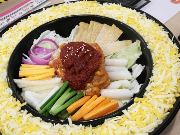 OMAYA麻藥瘋雞(嘉義店):工業風!OMAYA麻藥瘋雞(嘉義新生店)─春川炒雞/罪惡牽絲起司&超吸睛棉花泡泡!