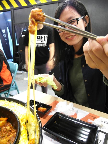 OMAYA麻藥瘋雞(嘉義店):工業風!OMAYA麻藥瘋雞(嘉義新生店)─春川炒雞/罪惡牽絲起司&超吸睛棉花泡泡!