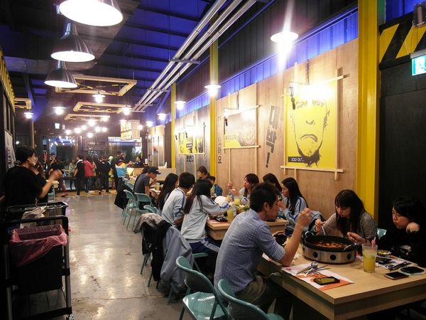 OMAYA麻藥瘋雞(嘉義店):工業風!OMAYA麻藥瘋雞(嘉義新生店)─春川炒雞/罪惡牽絲起司&超吸睛棉花泡泡!