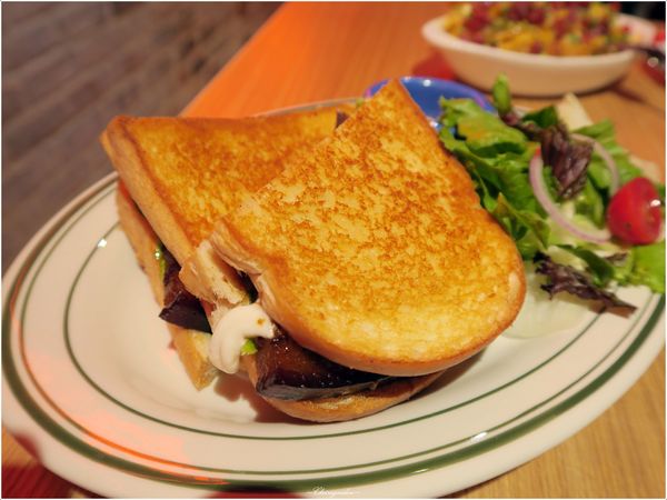 YumYum Deli:台北 捷運忠孝敦化站 YumYum Deli~熱量破表。中西擦撞的好味火花