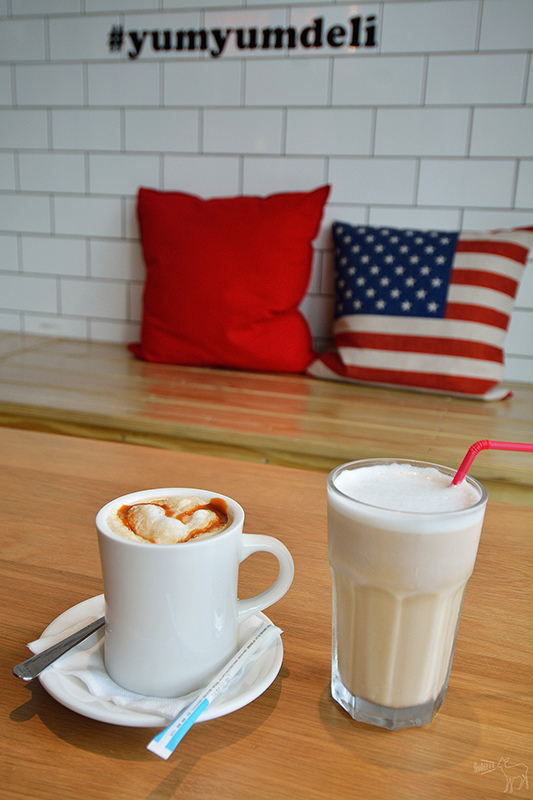 台北早午餐推薦:YumYum Deli 炸排骨乳酪三明治,蒜苗香腸起士薯條,東區捷運忠孝敦化站美食