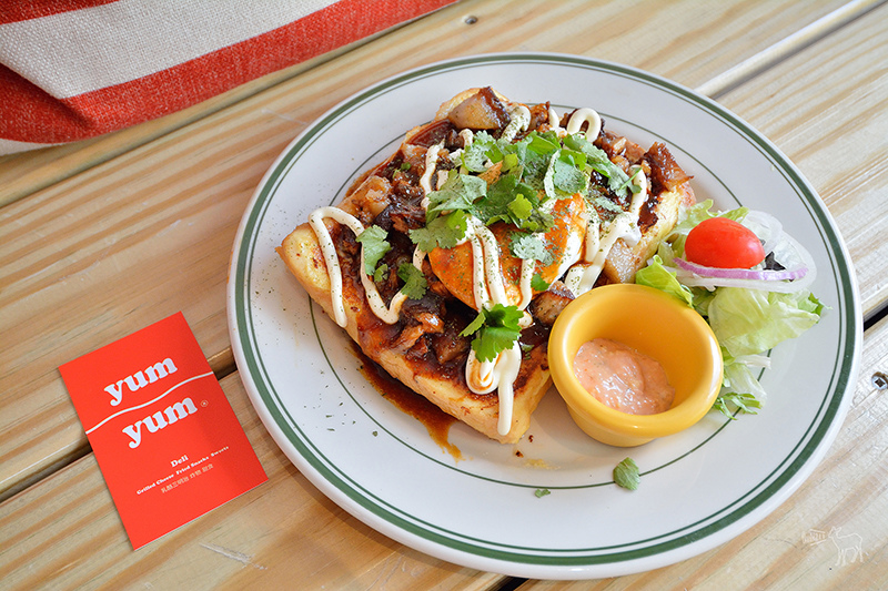 台北早午餐推薦:YumYum Deli 炸排骨乳酪三明治,蒜苗香腸起士薯條,東區捷運忠孝敦化站美食