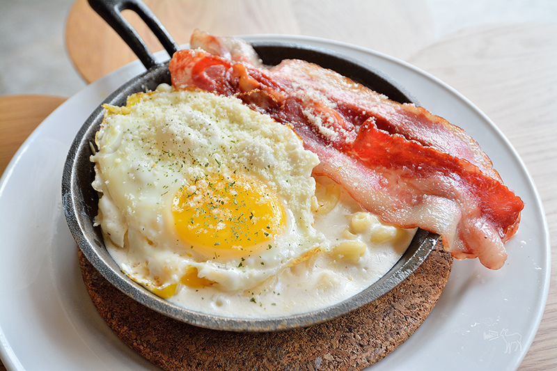 台北早午餐推薦:YumYum Deli 炸排骨乳酪三明治,蒜苗香腸起士薯條,東區捷運忠孝敦化站美食