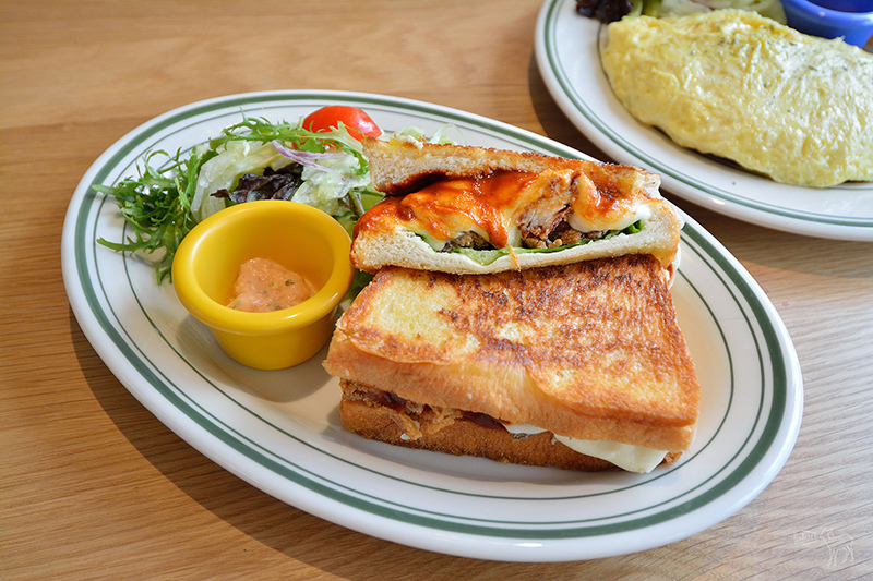 台北早午餐推薦:YumYum Deli 炸排骨乳酪三明治,蒜苗香腸起士薯條,東區捷運忠孝敦化站美食