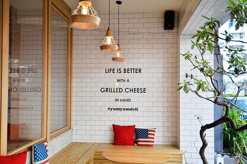 台北早午餐推薦:YumYum Deli 炸排骨乳酪三明治,蒜苗香腸起士薯條,東區捷運忠孝敦化站美食