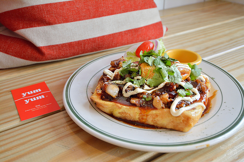 台北早午餐推薦:YumYum Deli 炸排骨乳酪三明治,蒜苗香腸起士薯條,東區捷運忠孝敦化站美食