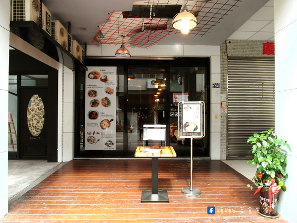 自慢嗑旅：〖台中│美食〗自慢嗑旅 ❤ 充滿著工業風格的咖哩專賣店，平價美味，獨創手指豬排，焗烤燒咖哩，手作馬鈴薯泥，湯烏龍麵~讓人讚不絕口的好滋味!!