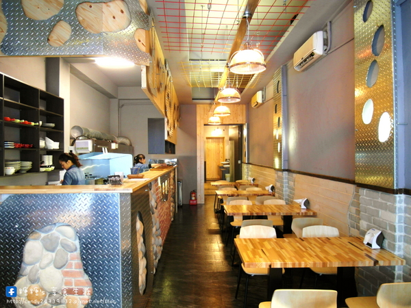 自慢嗑旅：〖台中│美食〗自慢嗑旅 ❤ 充滿著工業風格的咖哩專賣店，平價美味，獨創手指豬排，焗烤燒咖哩，手作馬鈴薯泥，湯烏龍麵~讓人讚不絕口的好滋味!!