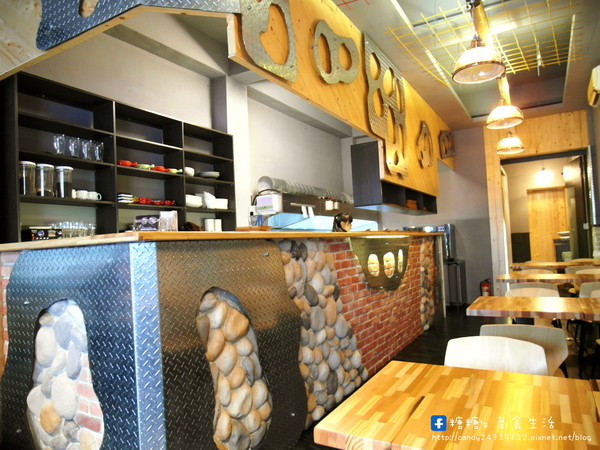 自慢嗑旅：〖台中│美食〗自慢嗑旅 ❤ 充滿著工業風格的咖哩專賣店，平價美味，獨創手指豬排，焗烤燒咖哩，手作馬鈴薯泥，湯烏龍麵~讓人讚不絕口的好滋味!!