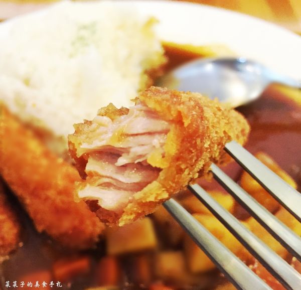 自慢嗑旅：[台中]自慢嗑旅|溫潤美味的豬排咖哩飯|創新焗烤咖哩、手工口樂餅、沖繩鮮奶茶|高CP值套餐附PITA口袋餅、湯、蛋沙拉