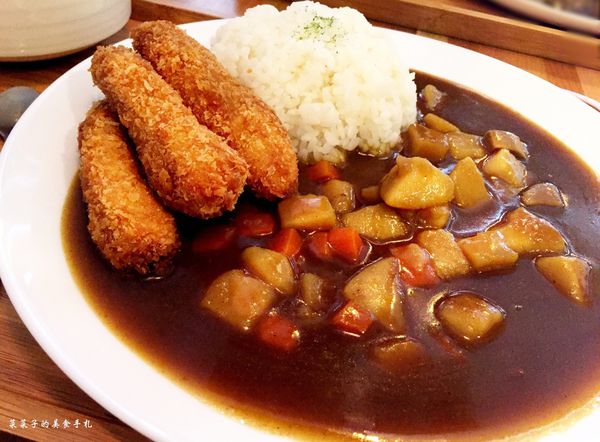 自慢嗑旅：[台中]自慢嗑旅|溫潤美味的豬排咖哩飯|創新焗烤咖哩、手工口樂餅、沖繩鮮奶茶|高CP值套餐附PITA口袋餅、湯、蛋沙拉