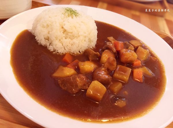 自慢嗑旅：[台中]自慢嗑旅|溫潤美味的豬排咖哩飯|創新焗烤咖哩、手工口樂餅、沖繩鮮奶茶|高CP值套餐附PITA口袋餅、湯、蛋沙拉