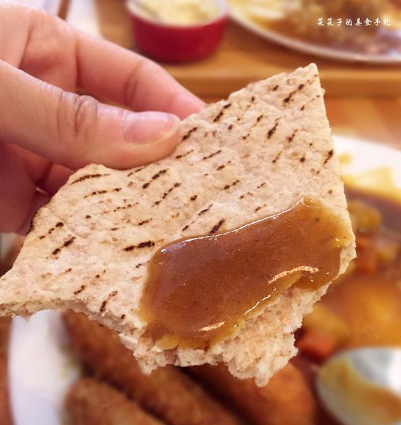 自慢嗑旅：[台中]自慢嗑旅|溫潤美味的豬排咖哩飯|創新焗烤咖哩、手工口樂餅、沖繩鮮奶茶|高CP值套餐附PITA口袋餅、湯、蛋沙拉