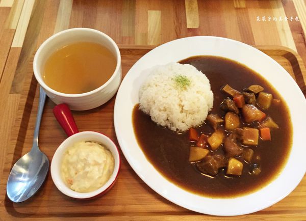 自慢嗑旅：[台中]自慢嗑旅|溫潤美味的豬排咖哩飯|創新焗烤咖哩、手工口樂餅、沖繩鮮奶茶|高CP值套餐附PITA口袋餅、湯、蛋沙拉