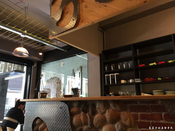 自慢嗑旅：[台中]自慢嗑旅|溫潤美味的豬排咖哩飯|創新焗烤咖哩、手工口樂餅、沖繩鮮奶茶|高CP值套餐附PITA口袋餅、湯、蛋沙拉