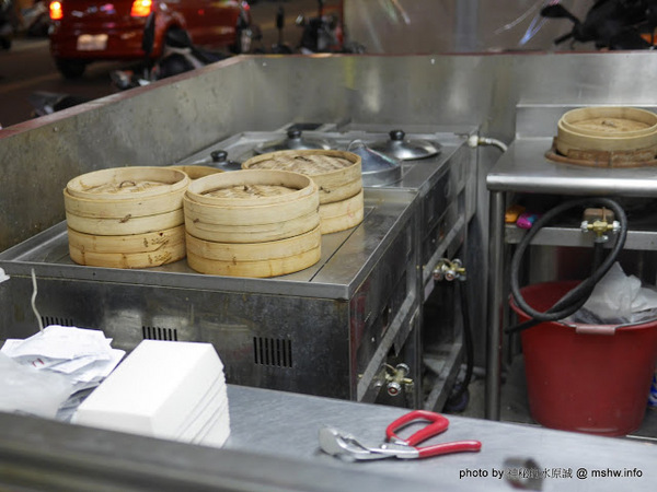 麷溙鼎：【食記】彰化麷傣鼎湯包館@員林華成市場 : 絲瓜蝦仁口味還挺好吃的, 不過其他的都有點奇怪…U_U