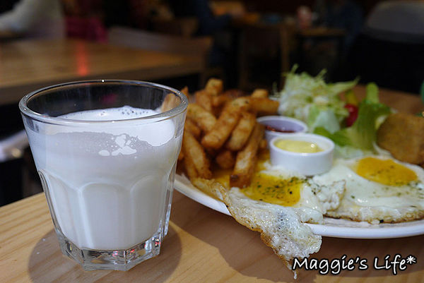 AT Café:台北美食。捷運南京三民【AT Café】吃美食玩桌遊~不想回家了!◆早午餐。漢堡。三明治。手工甜點。桌遊體驗。包場服務