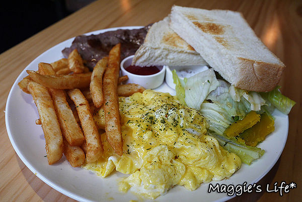 AT Café:台北美食。捷運南京三民【AT Café】吃美食玩桌遊~不想回家了!◆早午餐。漢堡。三明治。手工甜點。桌遊體驗。包場服務