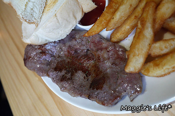 AT Café:台北美食。捷運南京三民【AT Café】吃美食玩桌遊~不想回家了!◆早午餐。漢堡。三明治。手工甜點。桌遊體驗。包場服務