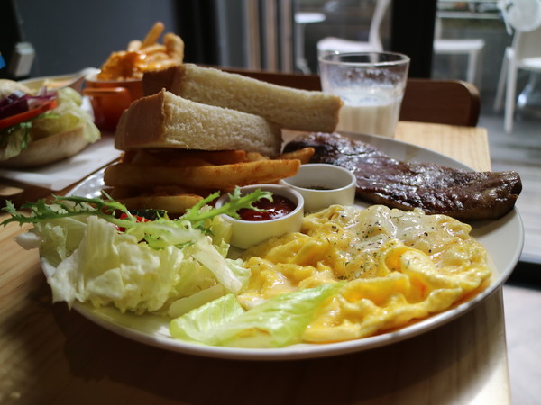 AT Café：【台北美食】早午餐新選擇--AT Café還可玩桌遊喔!!