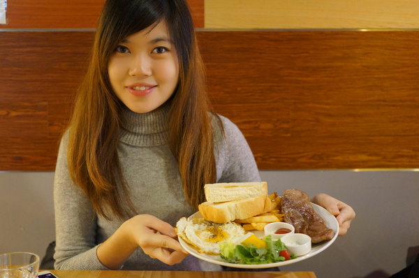 AT Café:(胖樺食記) 八德路AT Café提供高CP值餐點及眾多桌上遊戲。內文附多款桌遊分享。