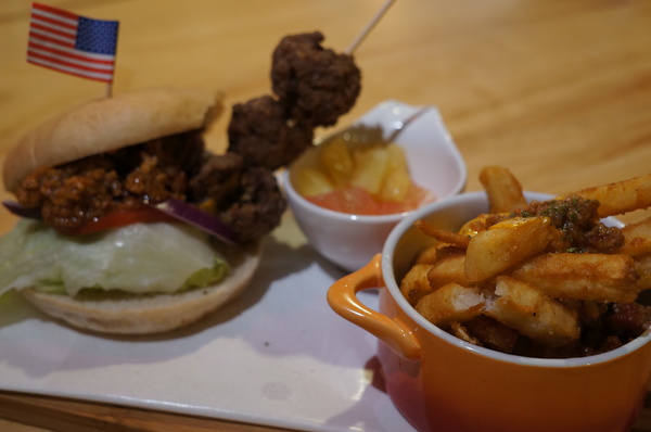 AT Café:(胖樺食記) 八德路AT Café提供高CP值餐點及眾多桌上遊戲。內文附多款桌遊分享。