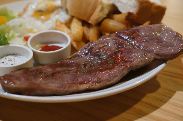 AT Café:(胖樺食記) 八德路AT Café提供高CP值餐點及眾多桌上遊戲。內文附多款桌遊分享。