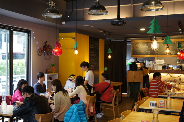 AT Café:(胖樺食記) 八德路AT Café提供高CP值餐點及眾多桌上遊戲。內文附多款桌遊分享。