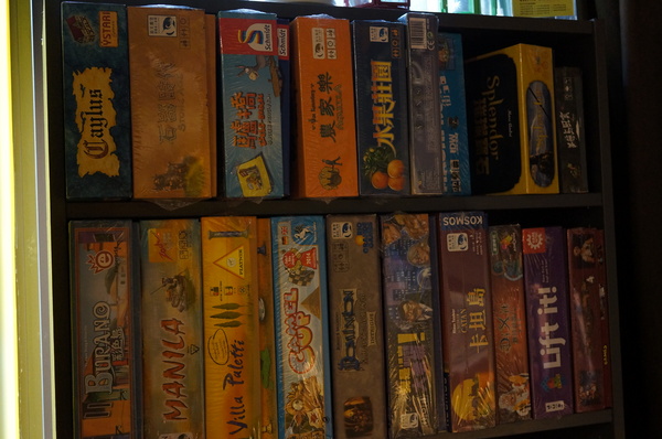 AT Café:(胖樺食記) 八德路AT Café提供高CP值餐點及眾多桌上遊戲。內文附多款桌遊分享。