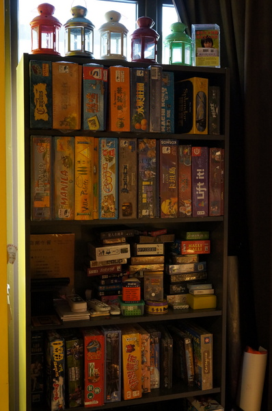 AT Café:(胖樺食記) 八德路AT Café提供高CP值餐點及眾多桌上遊戲。內文附多款桌遊分享。