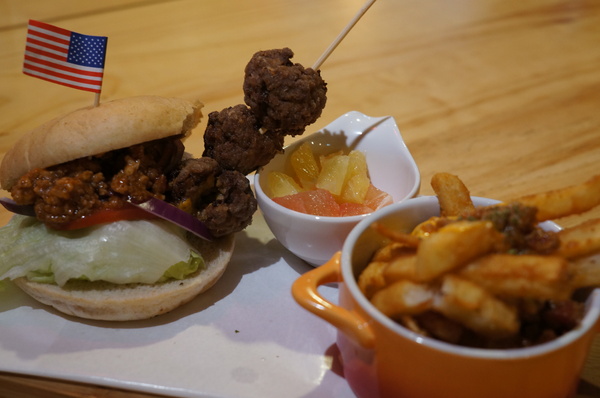 AT Café:(胖樺食記) 八德路AT Café提供高CP值餐點及眾多桌上遊戲。內文附多款桌遊分享。