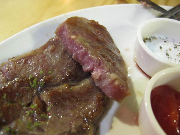 AT Café:(胖樺食記) 八德路AT Café提供高CP值餐點及眾多桌上遊戲。內文附多款桌遊分享。