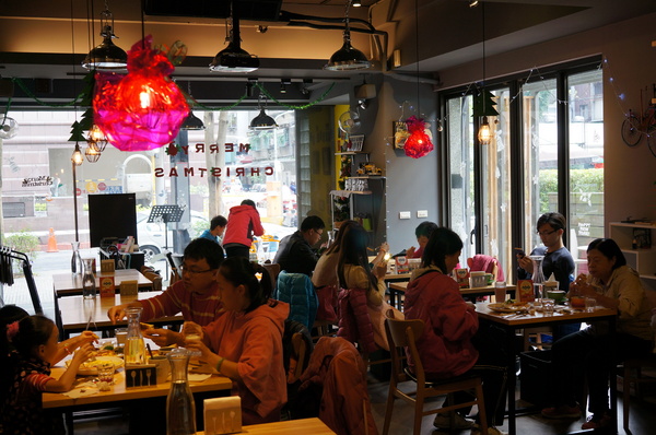 AT Café:(胖樺食記) 八德路AT Café提供高CP值餐點及眾多桌上遊戲。內文附多款桌遊分享。